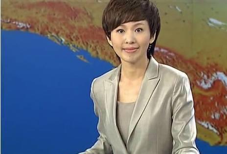 央视女主持走出主播间是这样的,原来我们被