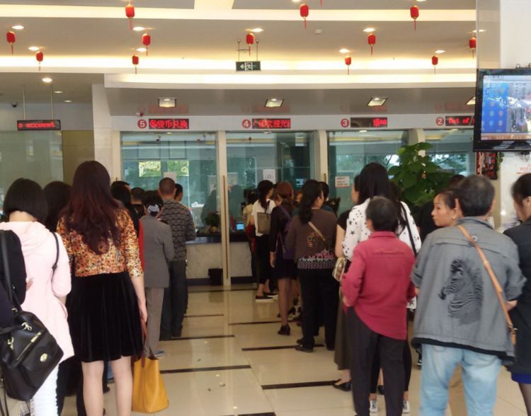 为什么银行柜台不全开,非要让人们去排队?看完明白银行良苦用心