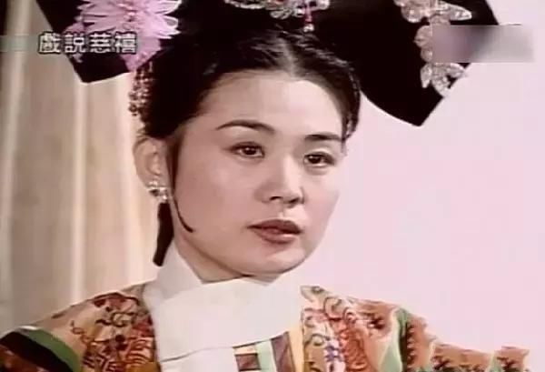 1995年回到香港,参与了甄子丹版《精武门》,绮翘是上海滩的金嗓子