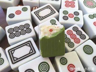 男子打麻将输钱,一怒之下砸烂麻将牌,却意外发现了一个秘密