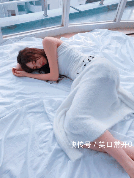 搞笑幽默的动态图gif 小朋友吃不到东西都急哭了