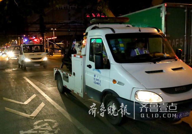 夜间违停强制拖车 济南市中交警严查夜间违法停车