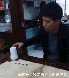 夕阳下,在湖边看到一位白发苍苍的老奶奶推着轮椅,轮椅上的老爷爷对