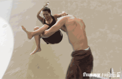 搞笑gif:小姐姐说这样就不会有空调老寒腿了!