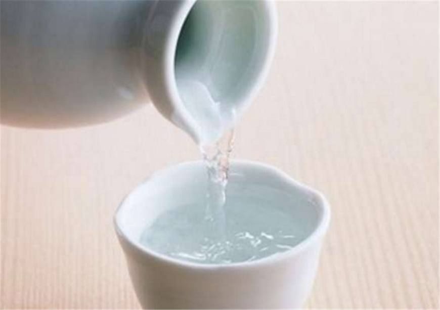 祛除寒冷 每100克白酒中含有1246千焦能量,因此白酒中含有较高的热量