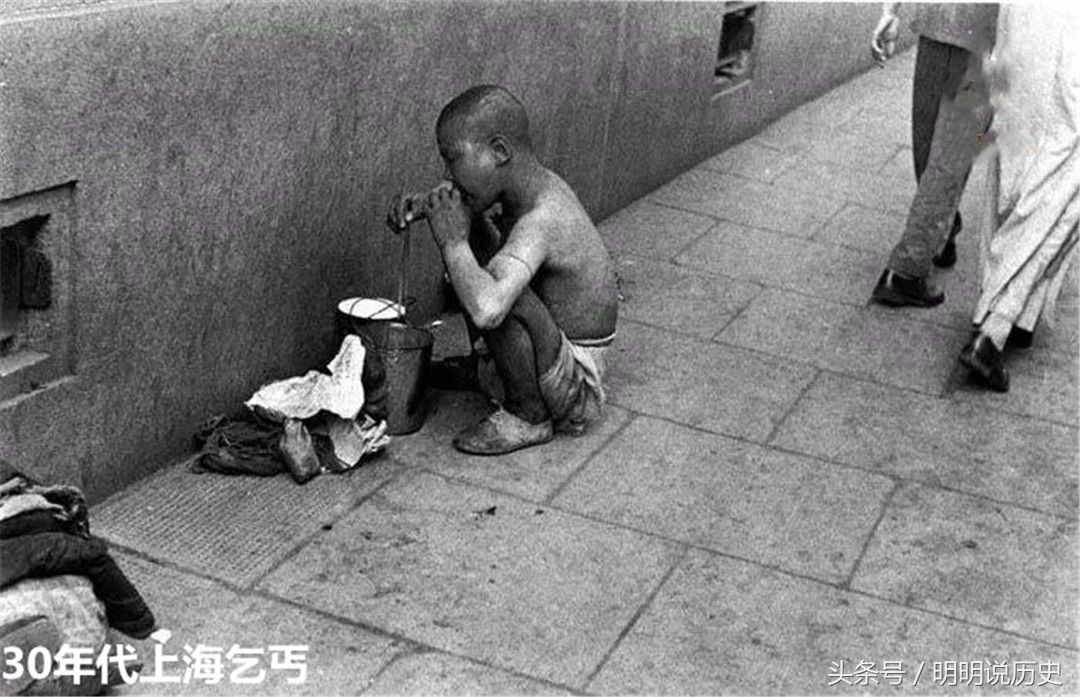 老照片:30年代旧中国大城市乞丐生活,图8小乞丐追着有