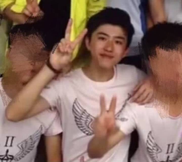 蔡徐坤初中照片曝光,是名副其实的校草,初中同学都这样评价他