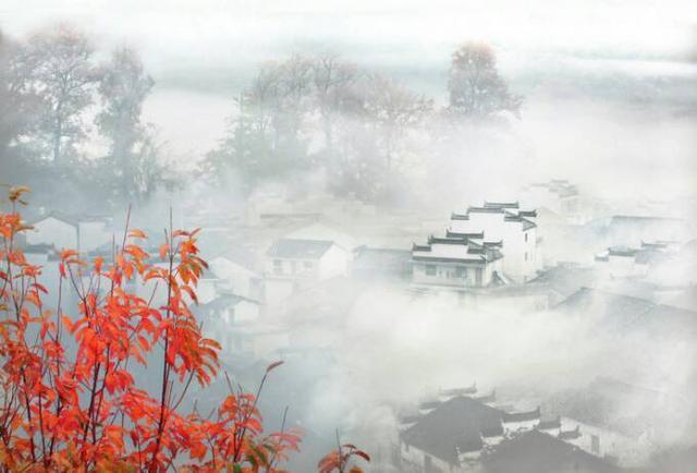 婺源,水墨画般的山村在炊烟袅袅,云雾缭绕中胜似梦中