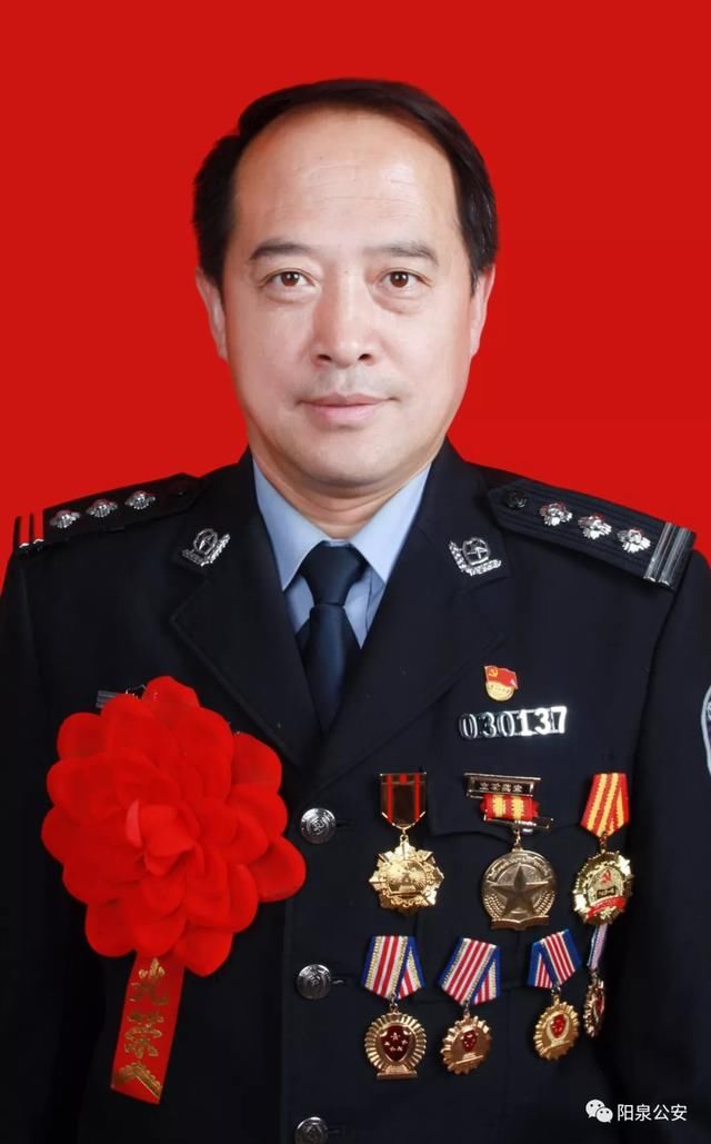 执著和智慧,拨开迷雾寻找真相; 他以努力和真情,捍卫着人民警察的使命