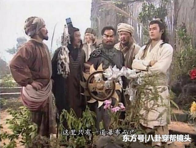 杨过到绝情谷寻找姑姑,在进入绝情谷前有这么一段镜头,这瀑布假的也太