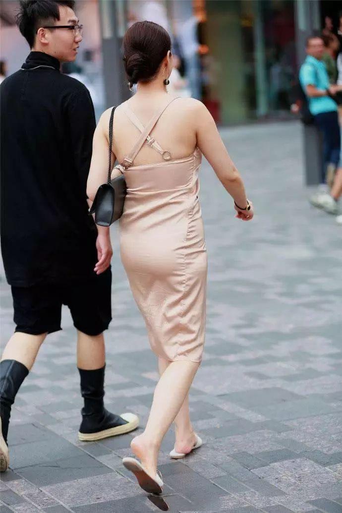街拍:30岁以上的女人才最有魅力,成熟贴心