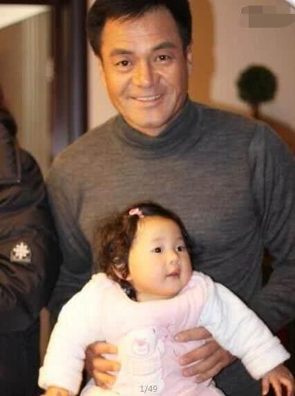 尤勇现在的老婆是一名摄影教师,两人夫妻恩情,尤勇在外出拍戏的时候
