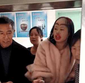 爆笑gif趣图:发现有人拍我的时候