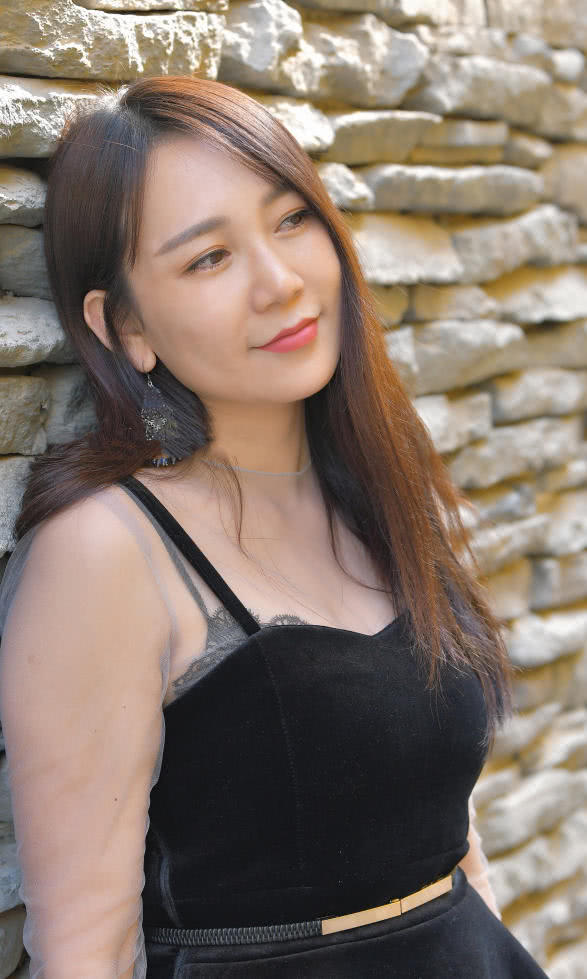 四十岁的小阿姨,黑色迷你裙搭配喇叭裤,成熟风韵的气质让人惊艳