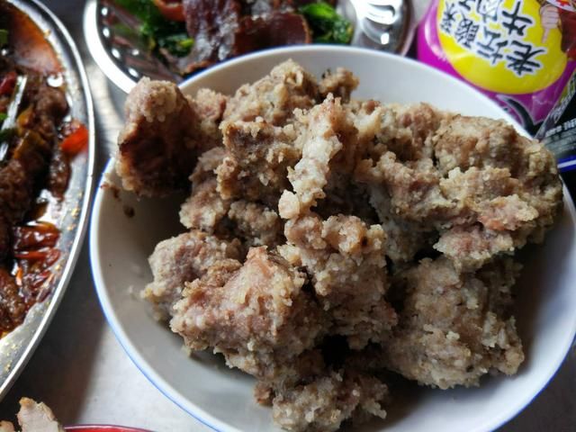 深山彝族土八大碗,流传千年不变味,一上鱼丸必做章饭桌小游戏图片