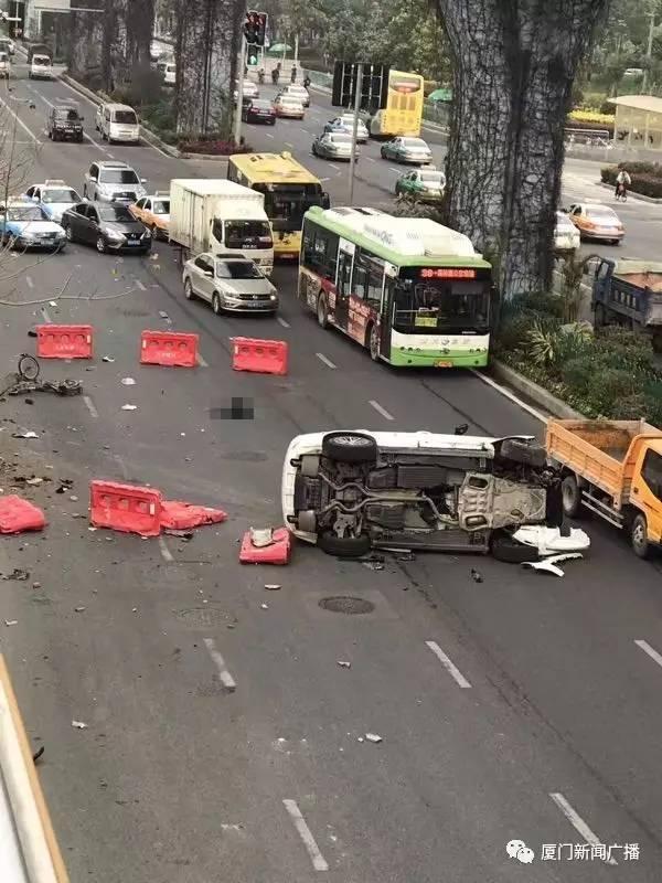 追缉!厦门莲前西路路虎撞飞电动车致一人死亡,司机竟弃车逃逸!