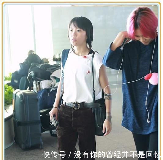 窦靖童机场挎两包不怕累,妹妹窦佳嫄只顾