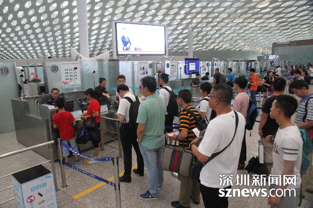 旅客有序排队接受安检,机场航班逐渐恢复正常
