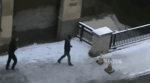 全球搞笑gif:这体能简直碉堡了,攀山涉水15秒就完成挑战!