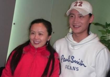 他曾是红遍全国的武打明星,当红时突然宣布退圈,37岁娶45岁美妻