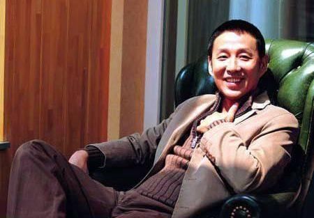 看了62岁陈道明和63岁张国立的豪宅,网友:两人品味相差太大了!