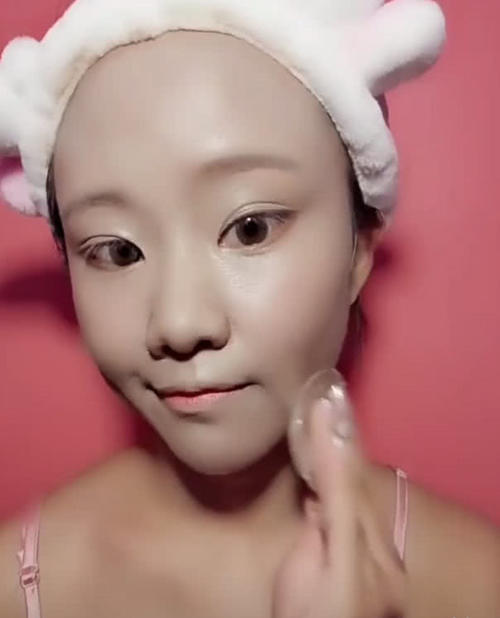 妹子秀出化妆美白技术,小黑人变小白人,网友:这用的是