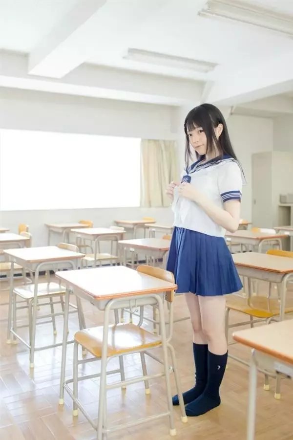 美女日记:戴眼镜制服学生妹教室水着大胆诱惑