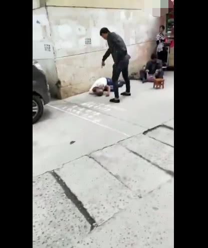 黑人当街殴打中国乞讨者,男子一脚将其踢飞,网友:解气