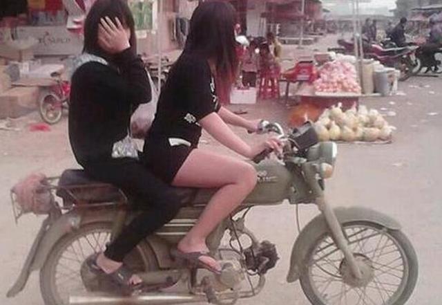 好拉风的妹子,居然会骑这种摩托车