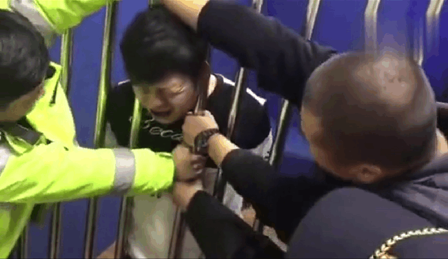 实拍: 天津男子被关监狱想"越狱", 结果狱警看到这画面是笑了!