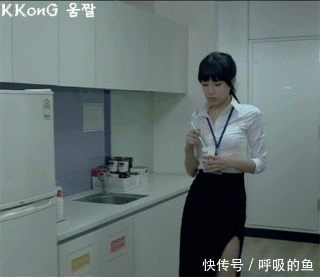 搞笑gif:新来的女同事,不知道为什么接水时她腿这样放