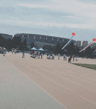 搞笑囧图gif:不好意思,刚才去厕所尿手上了!