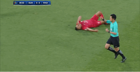 斯因为对主裁判判罚不满后疑似出言不逊,同样被马宁直接出示红牌罚下