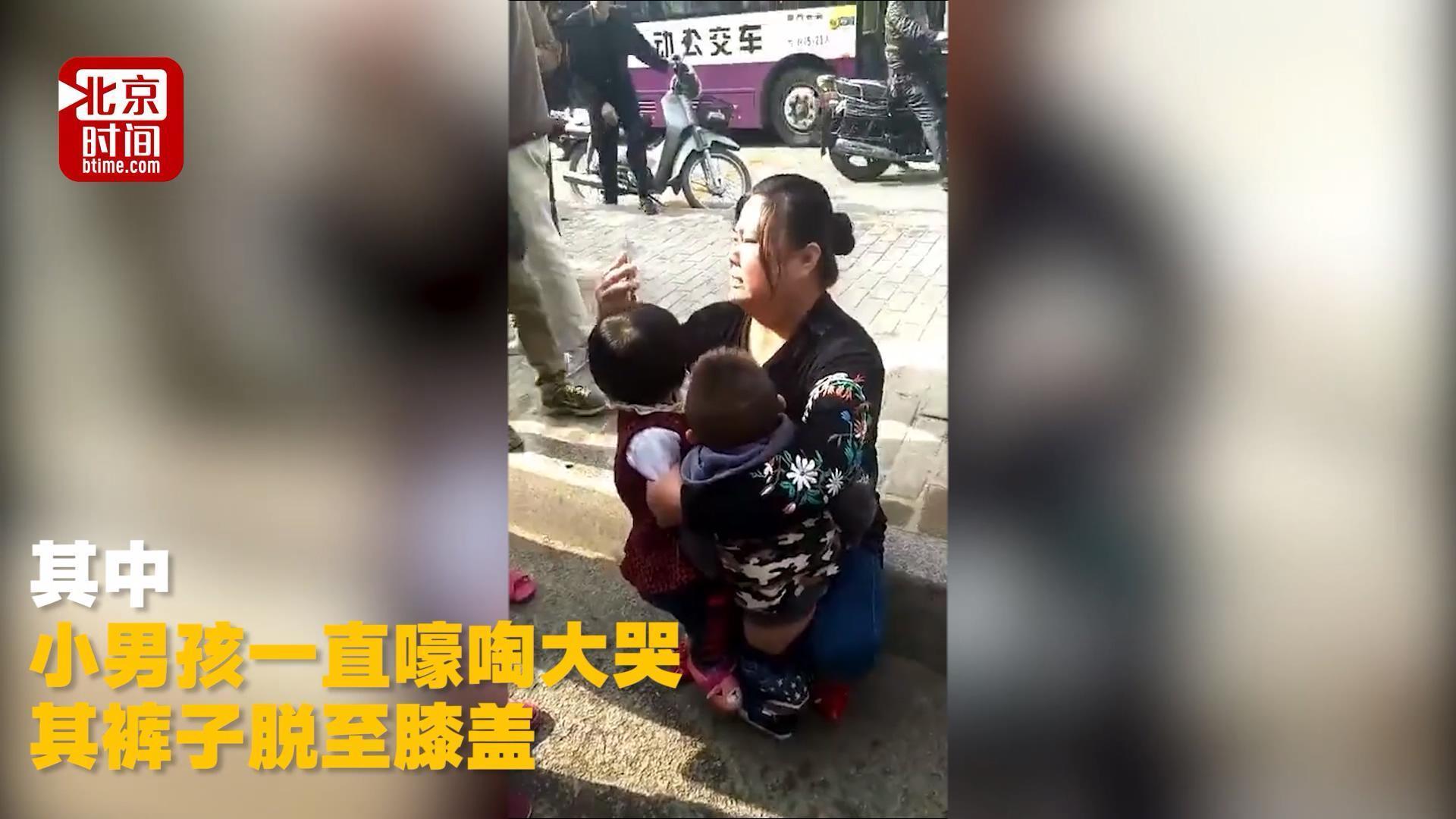 男子当街抢小孩 脱裤子咬屁股 原因非你所想 而有"