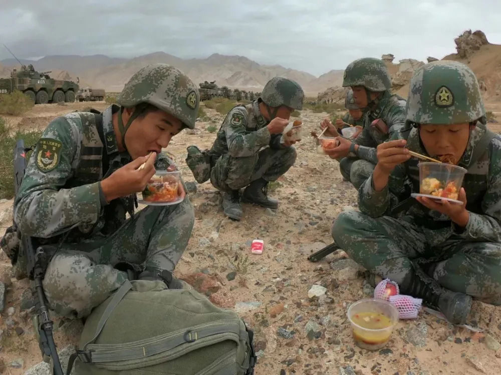 最可爱的人 | 解放军战士3000多米高原上集训,这些睡姿让人瞬间泪目