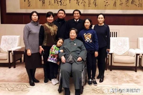 李敏,李讷携家人纪念父亲诞辰125周年,毛新宇表情严肃