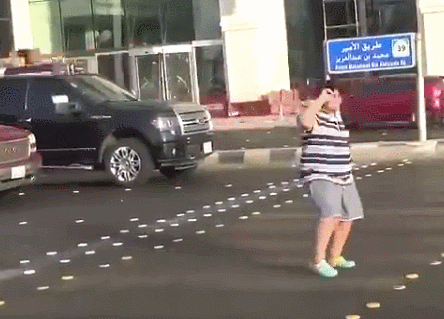 沙特少年大马路上跳舞被捕 警方:违反公德