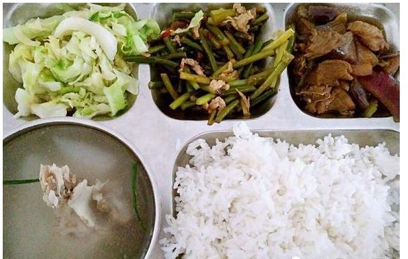 每次吃饭,菜都吃完了,米饭还有一大碗
