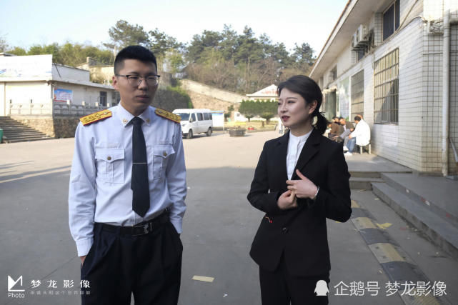 95后美女在鄂州殡仪馆做司仪 怕找不到对象主动追同班