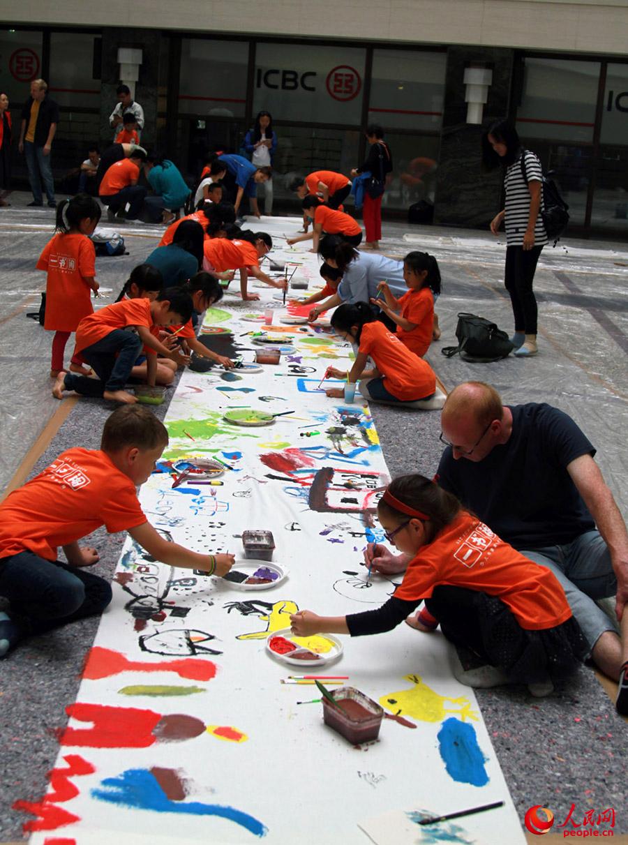 19日,各界民众在柏林波茨坦广场共绘20米长卷.人民网记者管克江摄