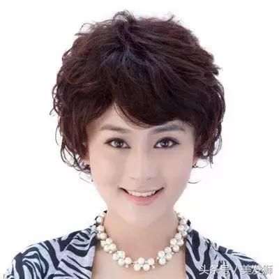 50岁阿姨妈妈的时髦发型,减龄又时尚!