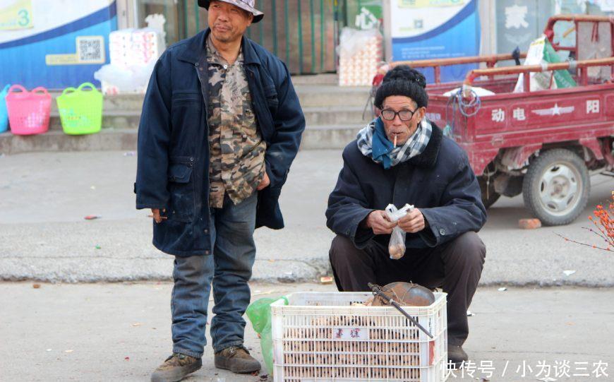 "李大爷说,现在街上卖核桃的太多了,当地很多山民也发展核桃种植,他