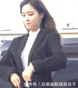 妹子,看你好疼的样子! 姑娘我还以为你拔枪,没想到你是卖萌