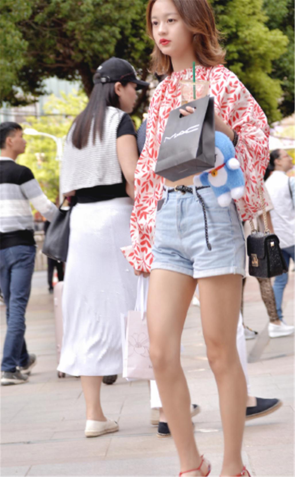 街拍重庆:牛仔短裤小姐姐,迷人的大长腿,裸背上衣太诱人!
