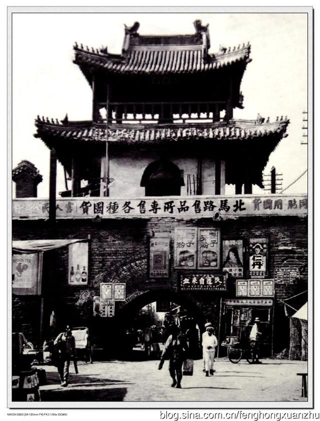 位于天津城中心的鼓楼,曾有一说:"天津卫三宗宝:鼓楼,炮台,铃铛阁".