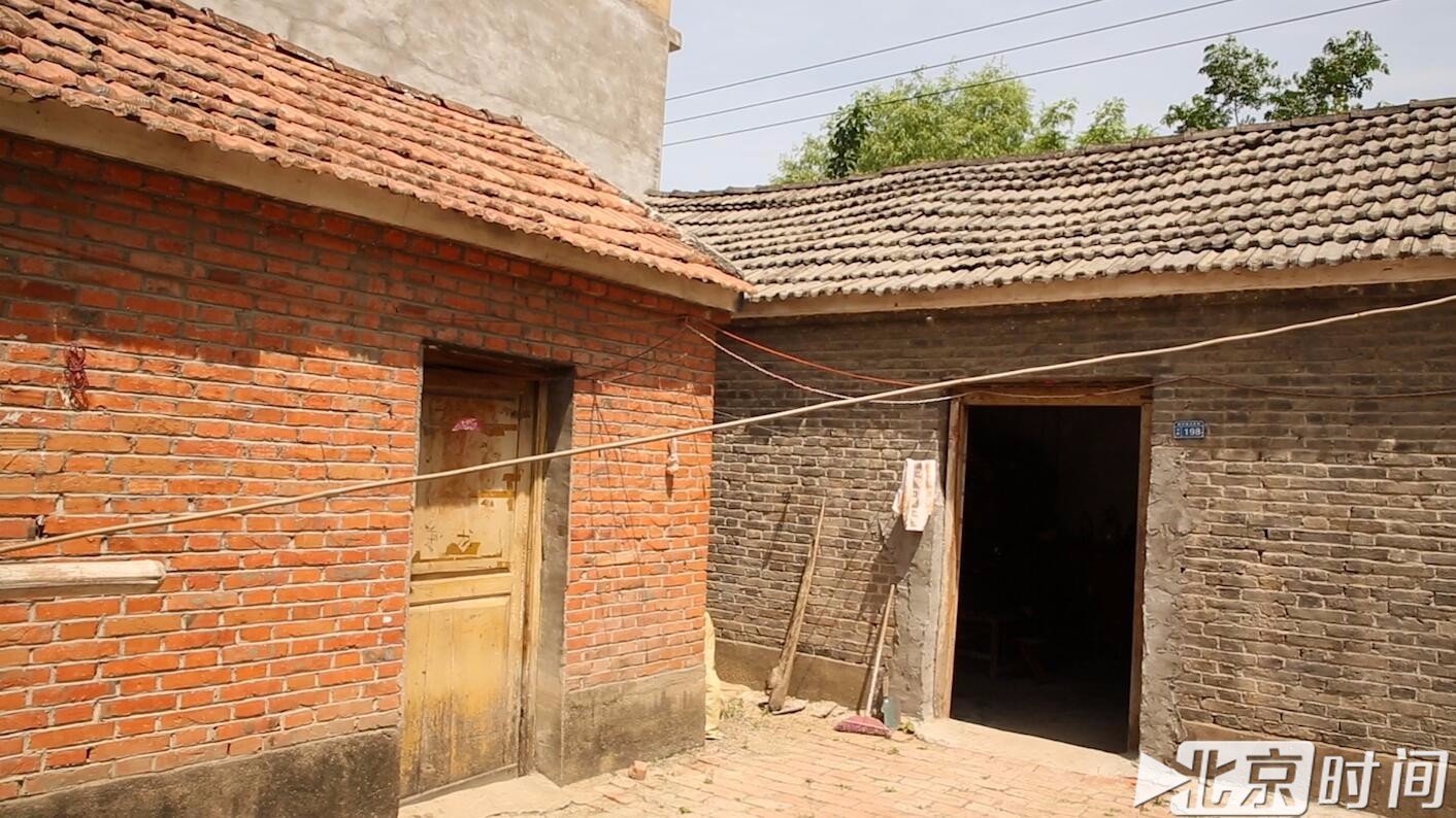 (周继坤入狱前的房子,当年在村里这种红砖瓦房算是不错的房子 图/北京