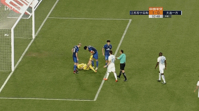 中超再现罕见一幕:门将大腿抽筋,前国门补时卧草遭质疑