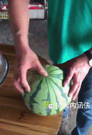 搞笑gif趣图不让你练瑜伽,非要练,这下知道疼了吧