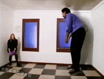 人的身高没变 只是房子都是四周都是歪的 而拍摄角度让我们的眼睛以为