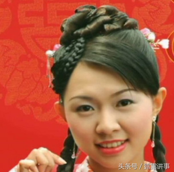 36岁卓依婷近照:素颜迷人女儿抢镜,歌神张学友小迷妹